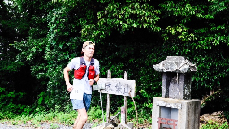 木葉山頂上を走るランナー