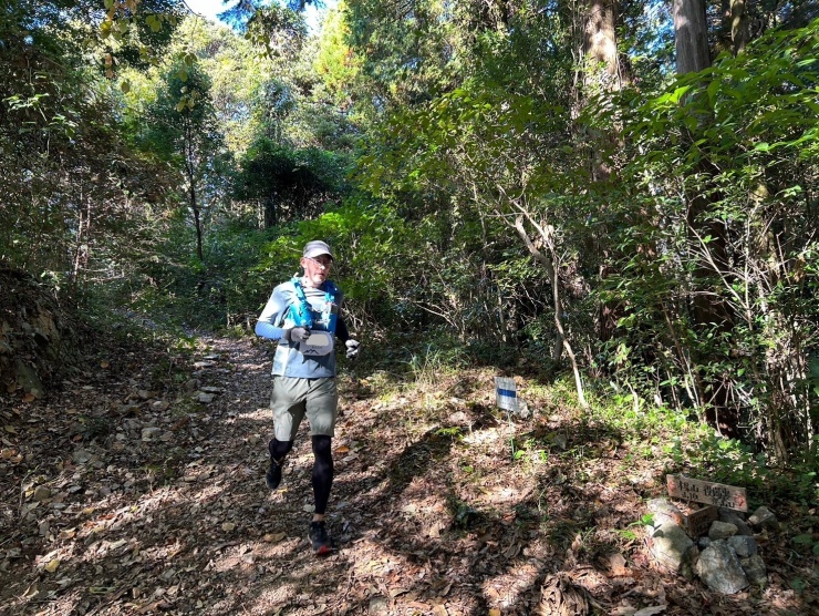 下りをリズムよく走るランナー