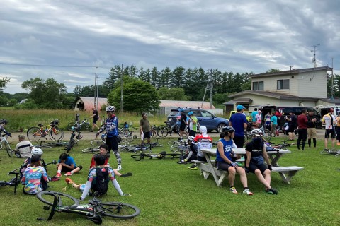 第３エイドステーション「ミルクレームで」でソフトクリーム