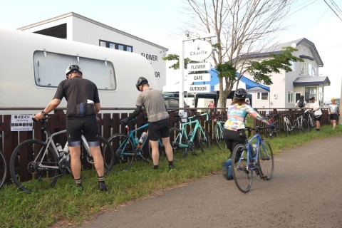 第４エイドステーション「UB COFFEE」で「ファッションアイスティー」とソフトクリーム