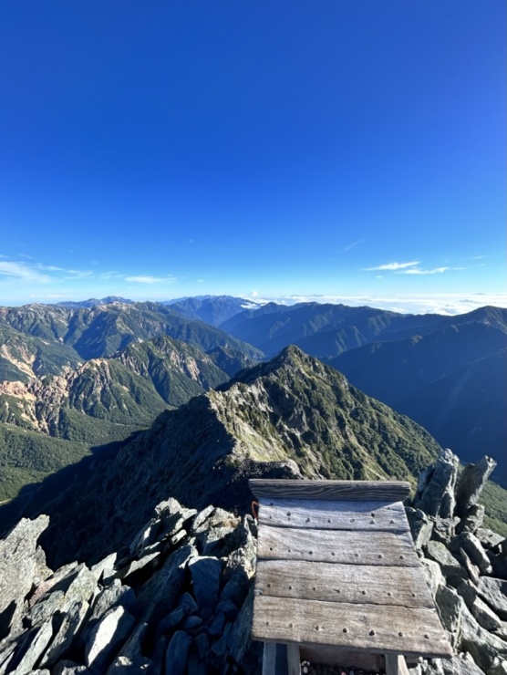 槍ヶ岳山頂から北鎌尾根を振り返る