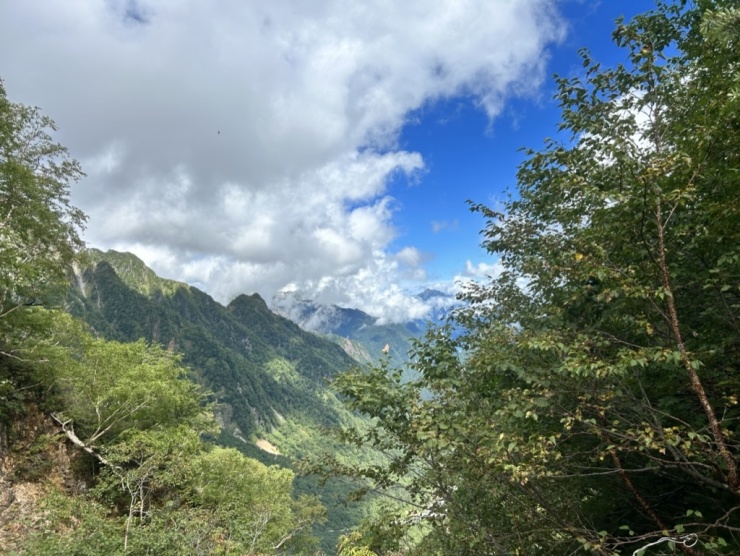 水俣乗越から天上沢をのぞむ