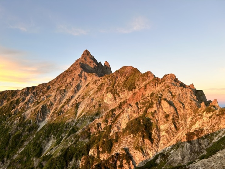 モルゲンローとに染まる北鎌尾根と槍ヶ岳