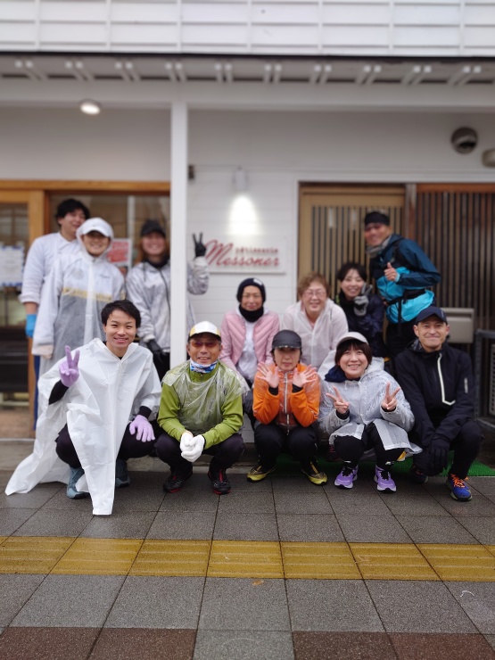 ２０２４年開催時の様子③（参加店前で記念撮影）