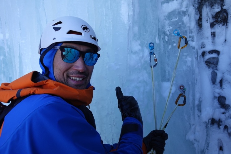 アイスクライミングの安全確保についても学んでいただきます