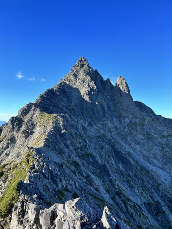 北鎌尾根から見上げる槍ヶ岳山頂