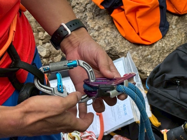 ロープでクライマーを確保するビレイ