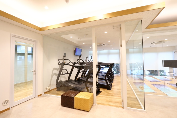 酸素濃度が低い低酸素室内でトレーニング可能