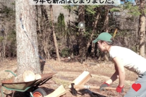 『薪割り体験』ヨガリトリート軽井沢