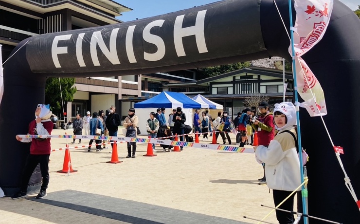 大会ゴールを見守り応援するスタッフ