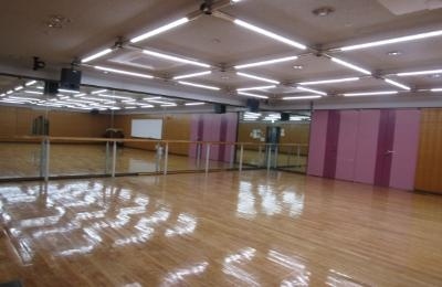 会場「スタジオ」室