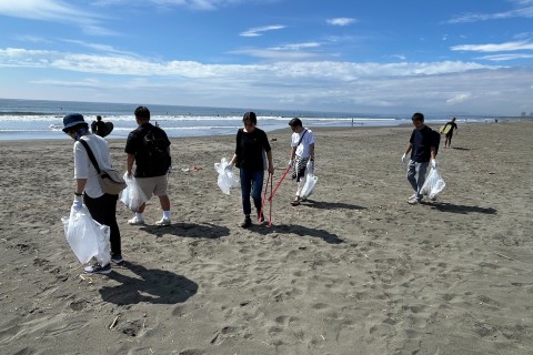 みなさん、自然と集まったり、離れたりしながら、ビーチクリーン活動に励んでいました！