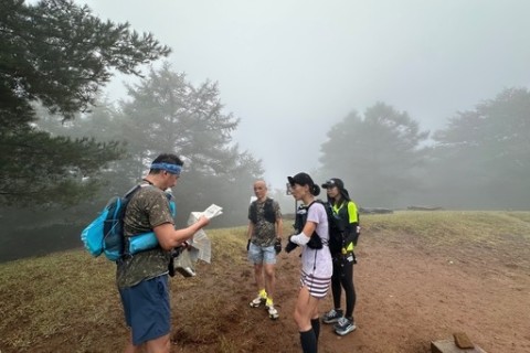 山頂で地図を見る