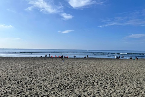 時折りスマホを片手に、砂浜、海、江ノ島を撮っていました！