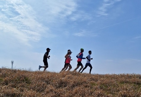 同じペースの仲間を見つけたら、互いに助け合って並走するのもよし!