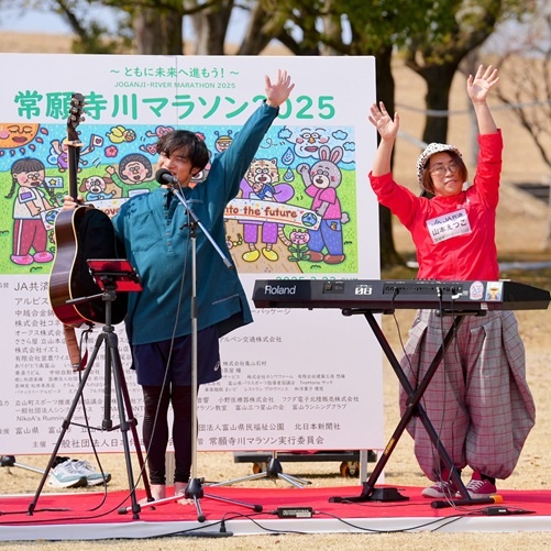 メイン会場のステージでは、今年もミュージシャン「もりきゅあさん」が盛り上げてくれます。