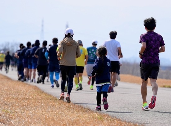 コースでは、常願寺川と立山連峰がもたらす春風が背中を押してくれます