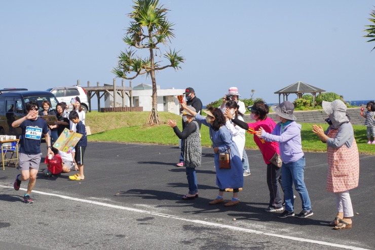 各エイドで島の人たちとふれあえます。