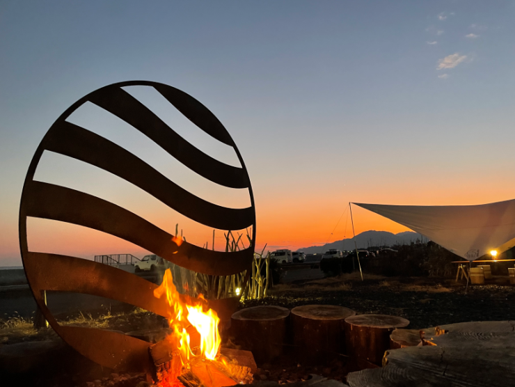 Whole Earth Communications で焚火を囲んで