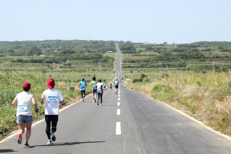 約３㎞のサトウキビ畑の１本道