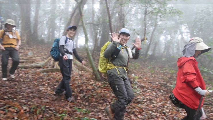 山のトレイルを歩いている人