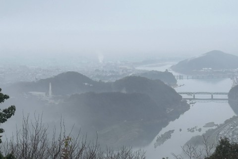 幻想的な犬山城と五条川