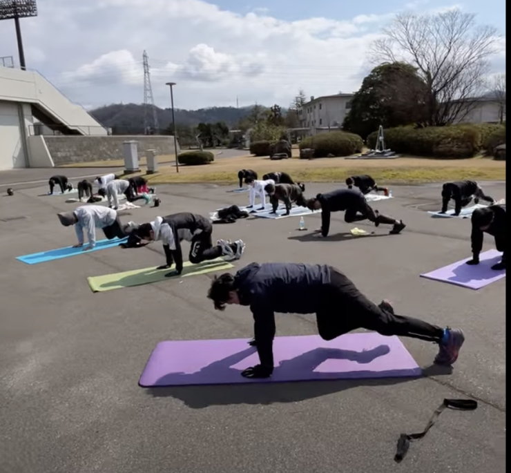 マットを使ってエクササイズもします