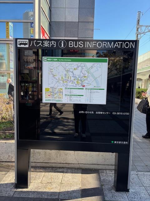 集合場所のバス案内看板