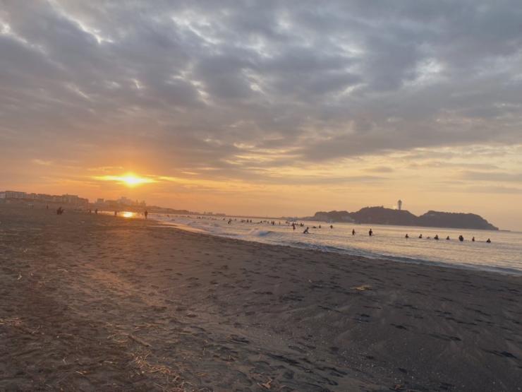 朝日が昇る江ノ島