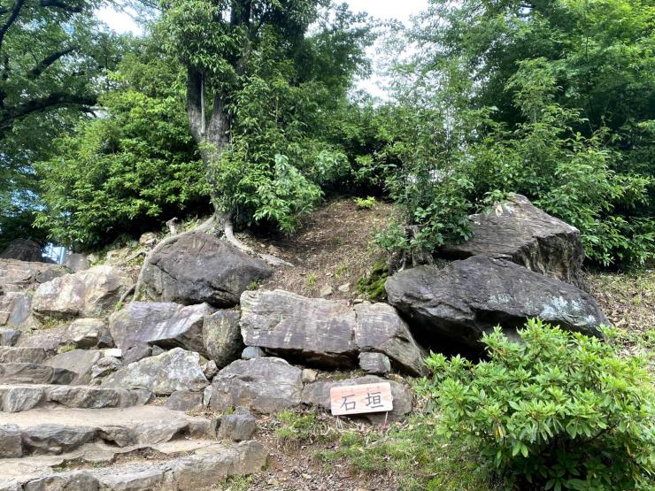 小牧山登頂までにある石垣