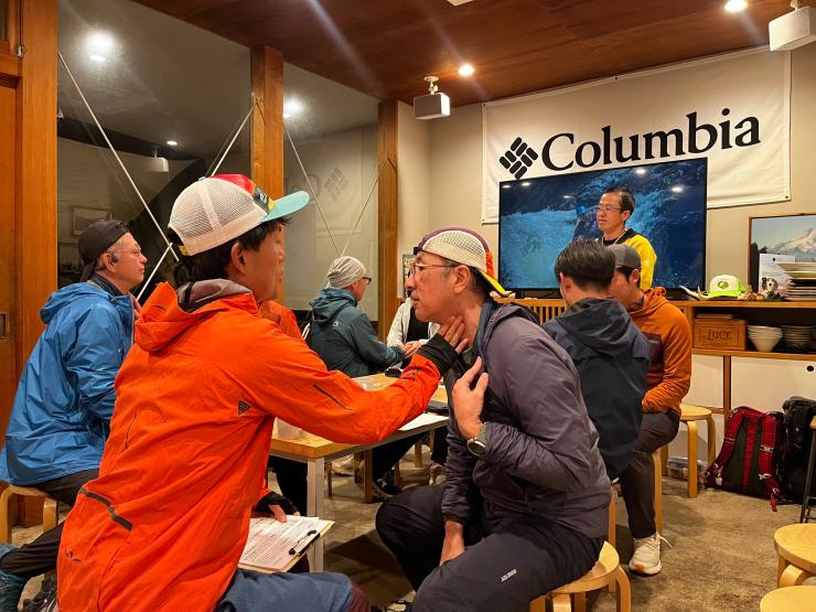 前回実施写真　座学中のペアワークの様子