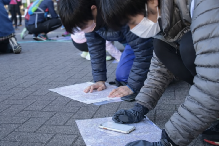 地図を読んで作戦会議(イメージ)