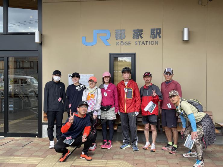 わかてつハーフ2025ショートの郡家駅スタート前記念撮影