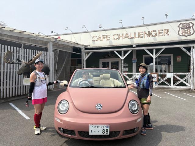 お店前の写真スポットで記念撮影