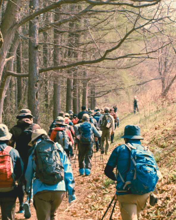 登山を開始する様子