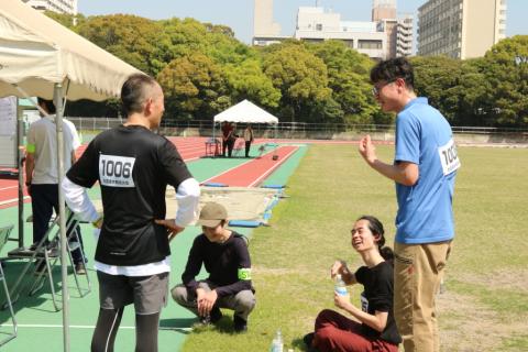 完歩後の和やかな選手たち