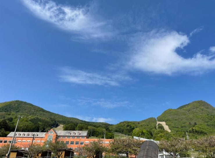 正面右が吾妻耶山(1,341m)、左が大峰山(1,254m)