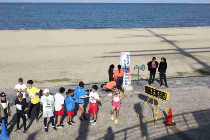 青い海をバックに景色を楽しみがら気持ちよく駆け抜けます