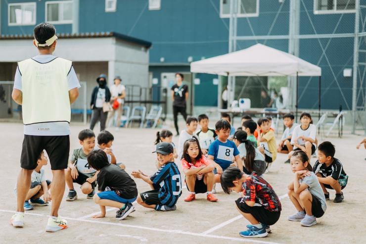摂津市陸上競技連盟はさまざまなランニングイベントを開催・サポートをしています。※写真は「かけっこチャンピオン決定戦（2025年）」