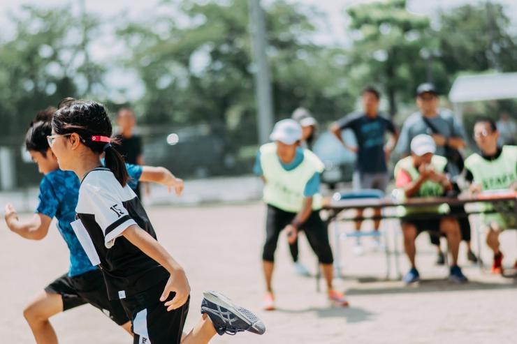 摂津市陸上競技連盟はさまざまなランニングイベントを開催・サポートをしています。※写真は「かけっこチャンピオン決定戦（2025年）」