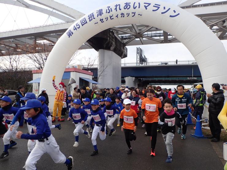 我々「摂津市陸上競技連盟」は毎年2月開催の「摂津ふれあいマラソン」のサポートをしています。