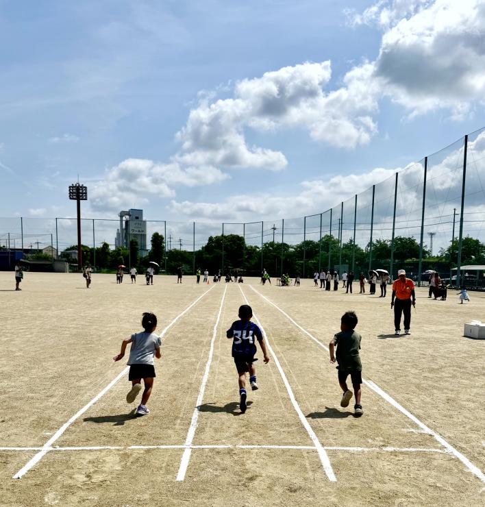 摂津市陸上競技連盟はさまざまなランニングイベントを開催・サポートをしています。※写真は「かけっこチャンピオン決定戦（2025年）」