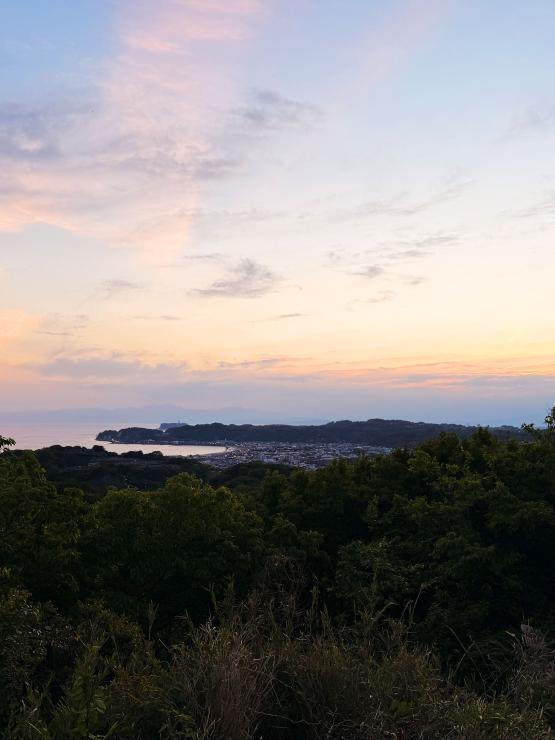 【夕焼け×海の家】山と海をつなぐビーチハウストレイル
