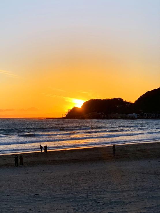 【夕焼け×海の家】山と海をつなぐビーチハウストレイル