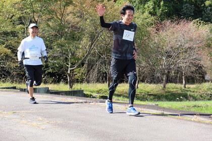 手を振るランナー