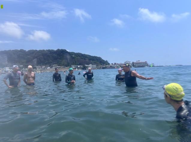 海に入ってストレッチや呼吸を練習