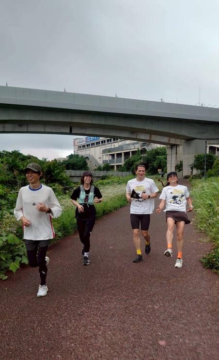 センター北の川沿いを走る様子