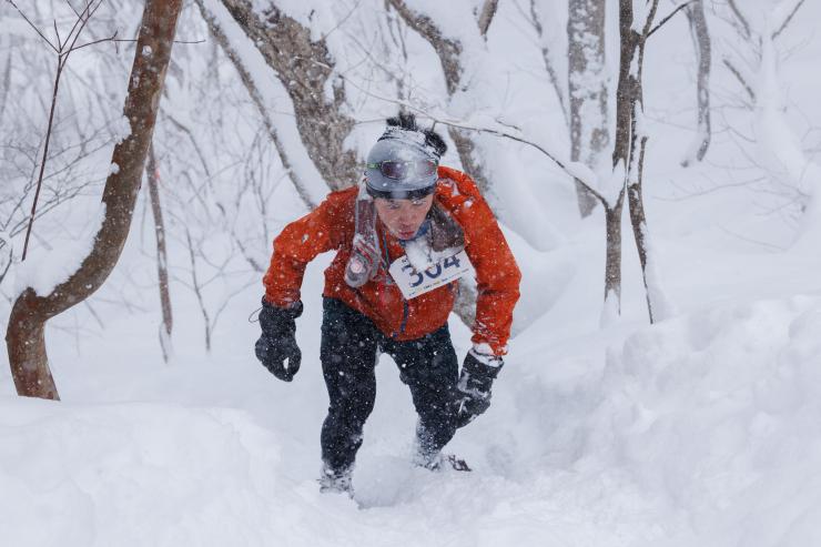 ふかふかの雪の斜面を登る
