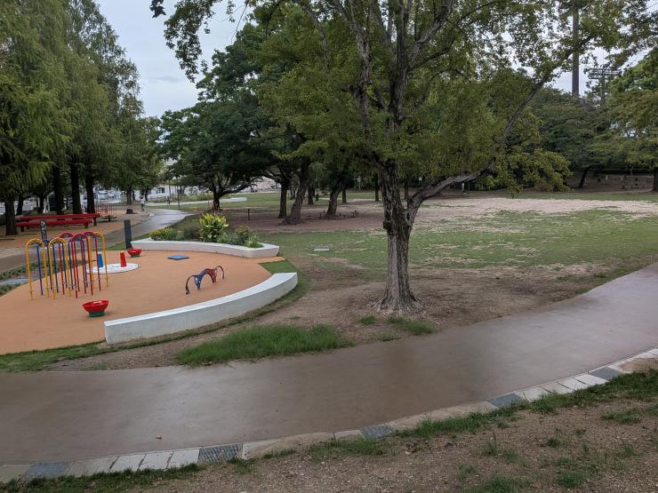 ゴール付近の公園で整理運動、動き作りをやります。