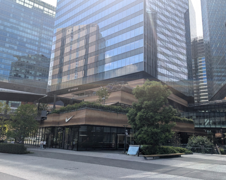 集合場所　右側ベンチ（雨天時左側の空中通路下）